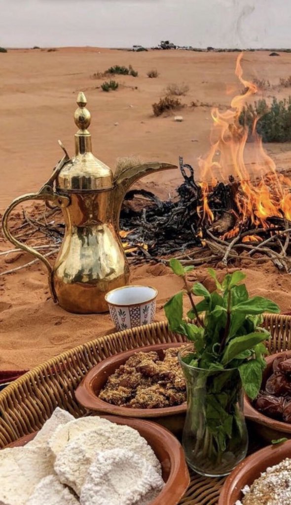 مايكسرني فراق ولا يجبرني وصّال
لا حضور أرتجيه ولا غياب أكرهه.