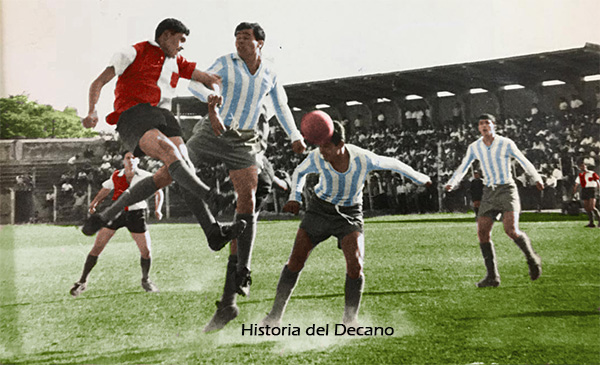 HistoriaTucuman's tweet photo. [Atlético a Color] #AtléticoTucumán vs #SportivoGuzman en el Monumental. Hugo #Ginel en el aire, década del '60, años de la Federación Tucumana. https://t.co/f4xHsLnRjg
