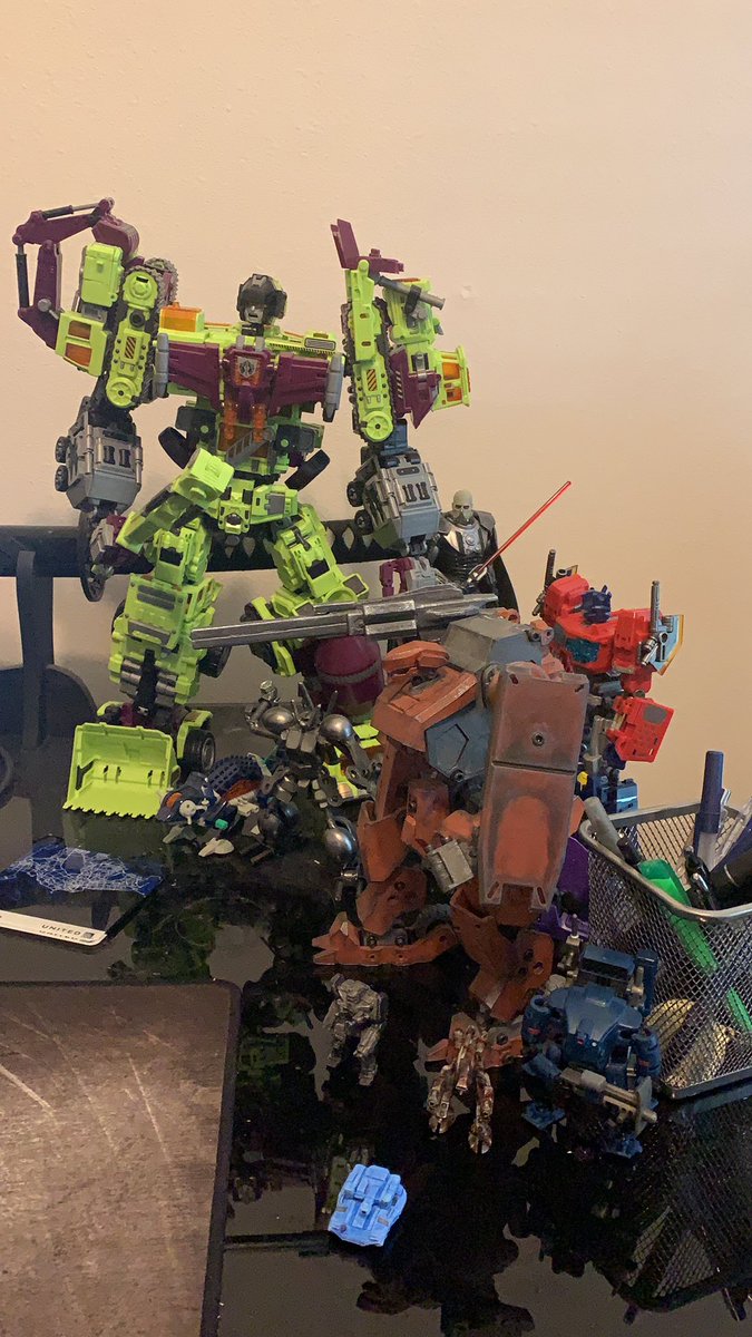 AVPlanerunnerVA's tweet photo. Busy working from home, but Franky’s got some company defending the desktop from malware! Still have to print his decals, tho. #mechamay #mechacommunity #3dprinting #transformers #battletech #zoids https://t.co/5iuAFFyTkr