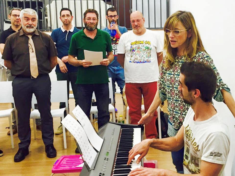 coralBRS's tweet photo. #Assaig el 2015 amb la #MoneTeruel i #xaviertorras per participar al 22è #MemorialdelaSida, #Projectedelsnoms.
I per aquest any tenim una petita sorpresa!
#elteunom #Brsacasa #BRS #barcelona #barcelonarainbowsingers #gay #lgtbq #music #corolgbt #queer #bcncheckpoint #sida https://t.co/nv9QEWHLqD