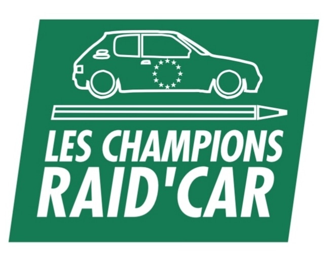 raid_car's tweet image. / Logo /
On y retrouve la 205, avec les étoiles du drapeau européen sur sa portière.
Le côté solidaire est représenté par un crayon. 
En bas, on retrouve le nom de notre équipage. 
Pour finir, la couleur de notre logo est le vert, couleur complémentaire du rouge de notre 205.