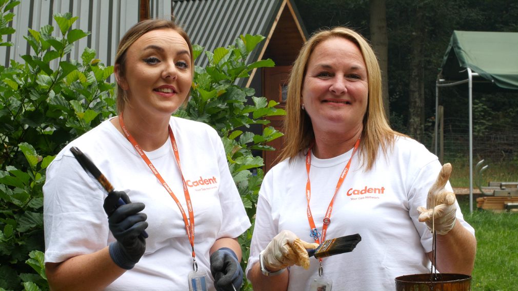 CadentGasLtd's tweet photo. Supporting our teams to #volunteer over the last 12mths has directly benefited >41,000 people

🥫Sorting foodbank donations
👩‍🏫Sharing experiences at colleges
🏞️Decorating play areas
🏖️Litter-picking at beaches

Just a few projects helped by our employees in 2019/20 👏 https://t.co/fmuwom0Q0q