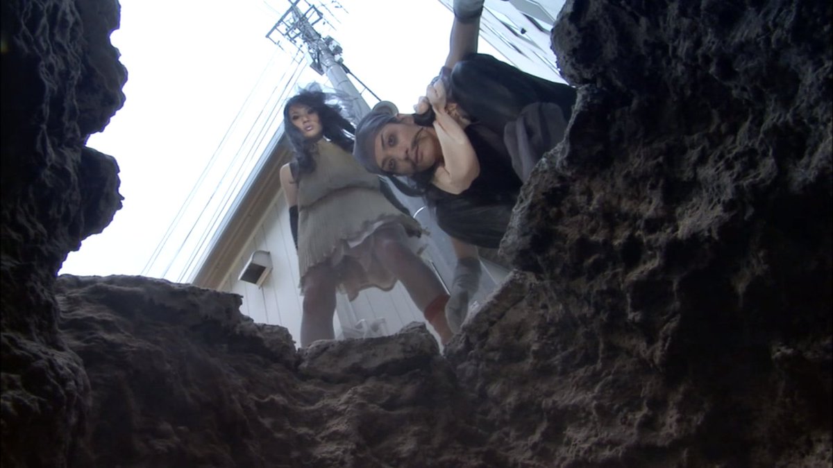 響く鬼の里 5月22日は 仮面ライダー響鬼 十七之巻 狙われる街 の放送15周年です サブタイはウルトラセブンのパロですねw とうとう街中に現れた魔化魍 恐れていた事態になりました 一方明日夢くんは美少女ふたりに微笑まれて大変羨ましいのですが 彼