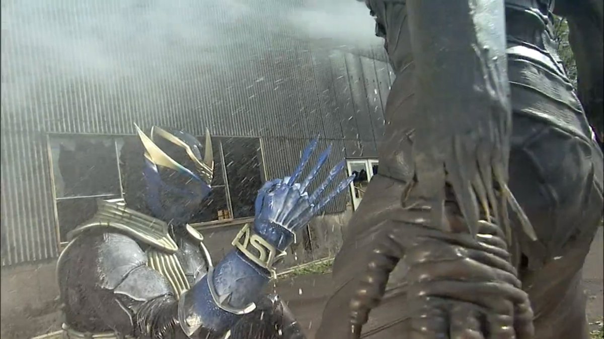 響く鬼の里 5月22日は 仮面ライダー響鬼 十七之巻 狙われる街 の放送15周年です サブタイはウルトラセブンのパロですねw とうとう街中に現れた魔化魍 恐れていた事態になりました 一方明日夢くんは美少女ふたりに微笑まれて大変羨ましいのですが 彼