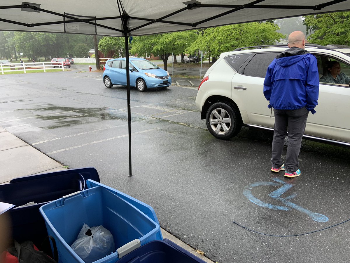 JMHS_Live's tweet photo. Uniform Dropoff is a GO despite the 🌨🌧

#TheJetsWay https://t.co/kTD4IidXQs