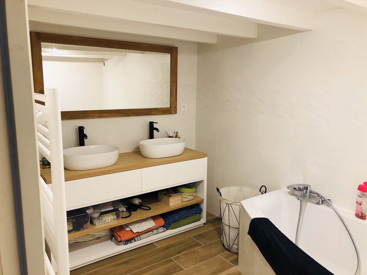 ZEPHlRA's tweet photo. Après 1 an de travaux, 2 salles de bain entièrement finies! Une consécration 😂 https://t.co/LXIptJ91F9
