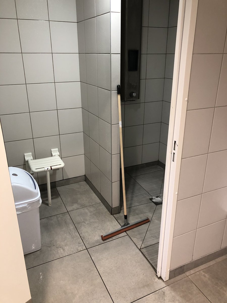 Zo kan het dus ook <a href="/Avia_France/">AVIA France</a> complimenten aan @Total 👍🏻keurige schone douche, pakket met zeep en duidelijke regels.