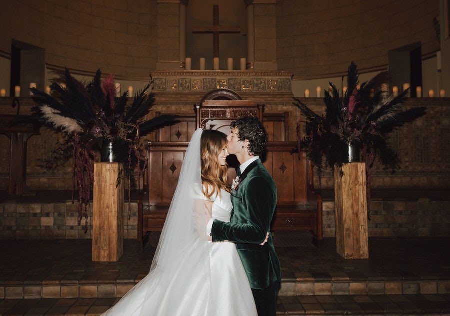 TOPuruPromocion's tweet photo. una entrevista a Debby en @vogue nos revela que @joshuadun y @DebbyRyan celebraron su boda el pasado Diciembre de 2019. Nota completa y fotos de Vogue https://t.co/854Z1cAPx2 https://t.co/eL3sfHopbF