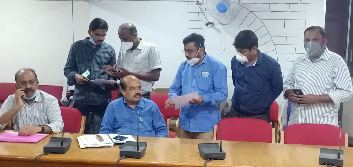 AfiKarnataka's tweet photo. #JusticeForKarnatakaAyushDoctors ,
Memorandum to DHO Raichur 
@BSYBJP @CMofKarnataka @sriramulubjp @AyushKarnataka @nimmasuresh @prajavani @Vijaykarnataka @KannadaPrabha @VishwavaniNews @tv9kannada @suvarnanewstv @publictvnews https://t.co/bggGlCAPGM