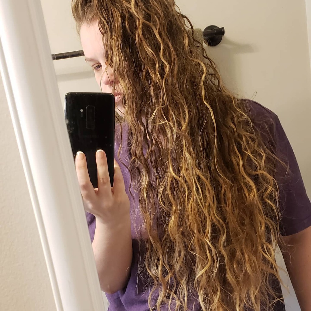 StarZippers's tweet photo. So I've been slowly but surely working on this mane. Started #thecurlygirlmethod probably about a month ago and my hair has gone from very gently wavy to this. I'm in love with the changes and I'm still learning. Last night I was doing some reading and r… https://t.co/iUJCHHrukR https://t.co/f1yzNxrfbC