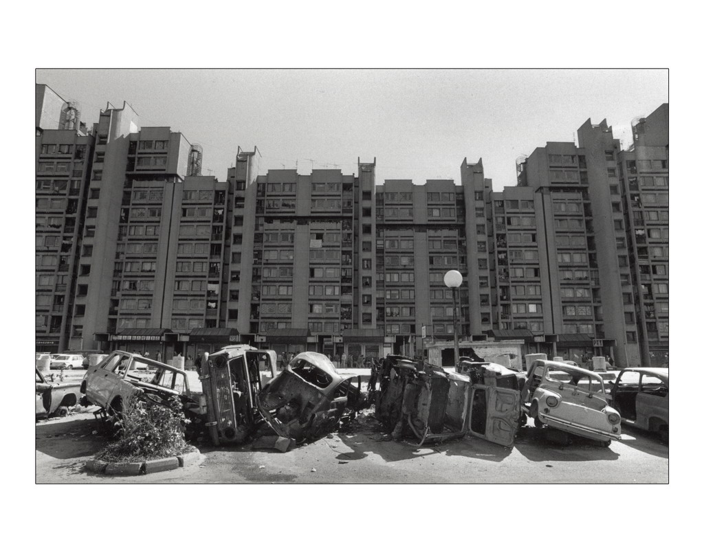 PARKED CARS. Thousands of cars have been destroyed during the bloody siege. Rows of cars are parked heading to the curb as in any district of a big city.  @slyon66  @EFM1959  @ManelvBcn  @jcrius  @CarlosDada  @galtares  @G_Arriaga  @PedroCuartango  @AntonioMaestre  @ARubioCampana  @alonsay