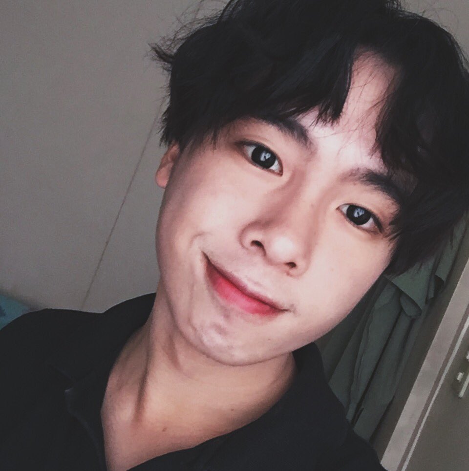 BAEJINHWl's tweet photo. am i doing it right, center visual king??? 🤧👑

—STREAM #Cant_You_See_Me !!

@TXT_members @TXT_bighit #MOASelcaDay #MOASD #PromiseToBeWithTXT #BEOMGYU #밤규 https://t.co/uikNvN6YvL