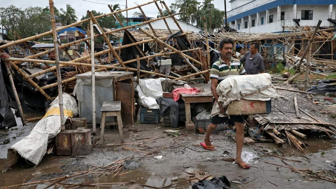 pratyush042479's tweet photo. Because of #CyclonicStormAMPHAN 12 persons lost there lives and ₹Indian states of #WestBengal and #Odisha were worst affected..Prayers...
  #CycloneAmphan
#AmphanSuperCyclone
#CycloneAmphanUpdates
#naturelovers 
#CNN  
#WeatherUpdate
 #Amphan_Alert https://t.co/ebIepJuiYc