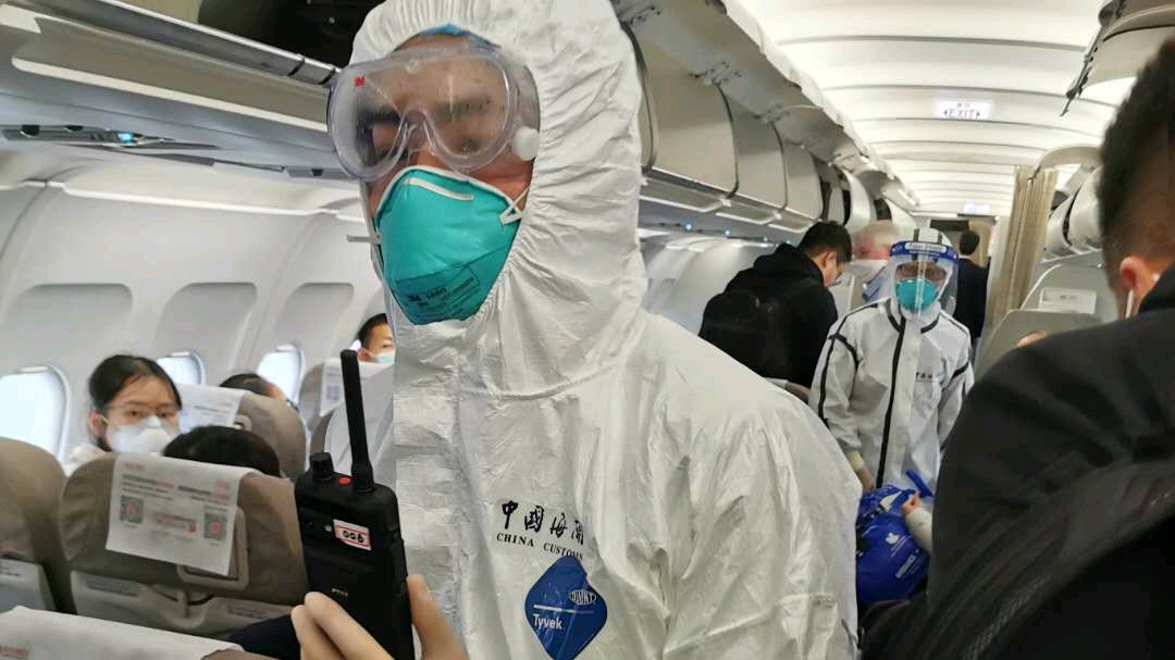 RodZeidan's tweet image. Quer saber como é chegar na China hj? É pq o país faz trabalho sério na entrada do país que conseguiu controlar a pandemia. Precisamos fazer o mesmo!

1) O avião pousa, chega no finger e fica todo mundo esperando funcionários pra medir temperatura e fazer uma inspeção preliminar