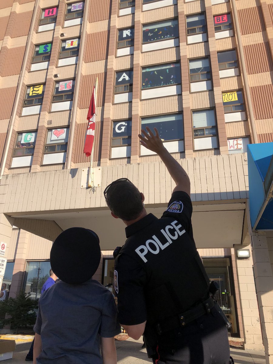 DRRmatters's tweet photo. Every year, @OttawaPolice partners w/ @IDI_Ottawa to host a community Iftar event during Ramadan. This year, we were proud to assist IDI in providing meals &amp; showing support to staff &amp; residents @ Carlingview Manor. TY IDI for continuing to give back in the spirit of #Ramadan. https://t.co/yV5I6SW1gW