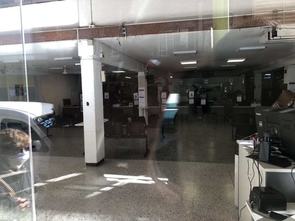 Estoy en la puerta de <a href="/PAMI_org_ar/">PAMI - INSSJP</a> Bahia Blanca hace una hora. Atienden a cuentagotas. La fila de adultos mayores parados en la puerta es interminable y el local espacioso vacío. No podrían sentarlos con distancia social? <a href="/canalsietebb/">Canal Siete - Bahía Blanca</a>