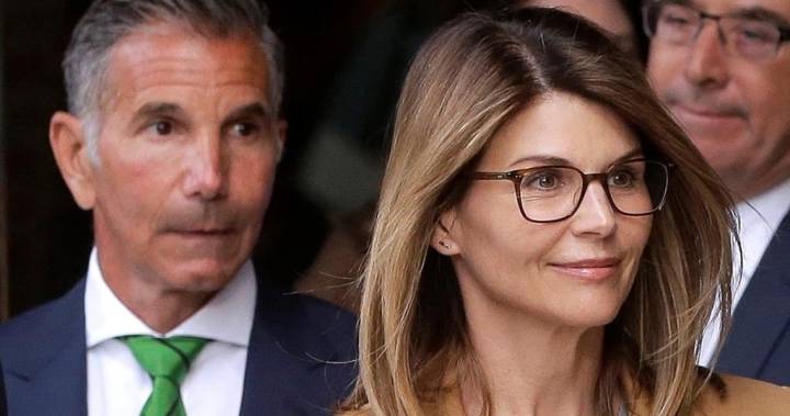 Lori Loughlin, husband agree to serve jail time in college bribery scandal lawsuit dlvr.it/RX5TWL