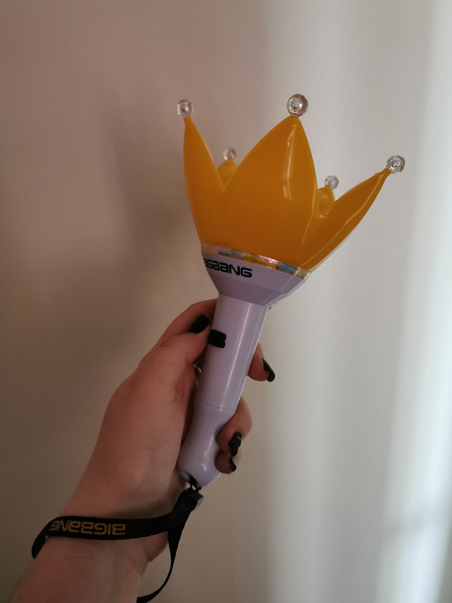 HennieBooks's tweet photo. Got my #BIGBANG lightstick today and I am so happy. One of my dreams came true. #ProudVIP ๐ https://t.co/donQ1H7nAf