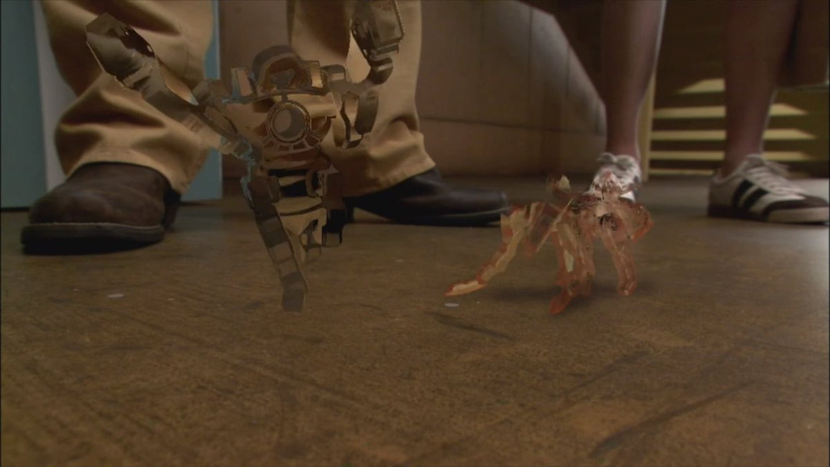 響く鬼の里 5月22日は 仮面ライダー響鬼 十七之巻 狙われる街 の放送15周年です サブタイはウルトラセブンのパロですねw とうとう街中に現れた魔化魍 恐れていた事態になりました 一方明日夢くんは美少女ふたりに微笑まれて大変羨ましいのですが 彼