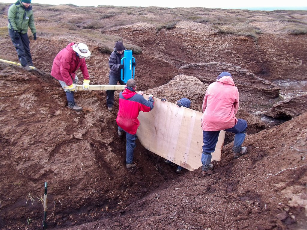 Early 2010 the UoM team installed equipment to monitor stream runoff and water tables, and colleagues from  @moorsforfuture set up plots to monitor bare peat and vegetation cover. 10/25
