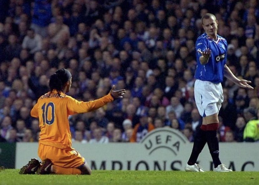 _Alan_Hutton's tweet image. “I saw him go past me and just dropped to my knees out of respect. Cafu Escocés we used to call him. Just to have the opportunity to play against him was amazing for me” 
- Ronaldinho on Alan Hutton
23rd October 2007