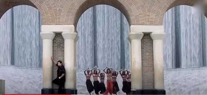 26. The Gerald D. Hines Waterwall Park is a major tourist attraction in Houston. And it links Mohanlal to Sushmita Sen. The same landmark appears in "Kannu Kannil" from 'Akkare Akkare Akkare' and "Dilbar Dilbar" from 'Sirf Tum'. #SushmitaSen  #Mohanlal60  #Lalettan  #Mohanlal