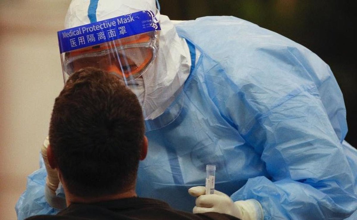 CNews2020's tweet photo. Médicos chinos temen que la COVID-19 haya mutado en los rebrotes👨‍⚕️ Varios infectados en Wuhan han llamado la atención porque solo han dado positivo en los tests después de realizar hasta siete pruebas diferentes. Aunque aún está por confirmar���
#tentacionesuji https://t.co/ntegjZbJw6