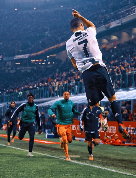 TeamCRonaldo's tweet photo. PSG wants Cristiano Ronaldo to replace a possible exit from Neymar. The French club plans to offer € 60 million to Juventus. 

(Calciomercato) https://t.co/kPAfHKevZw