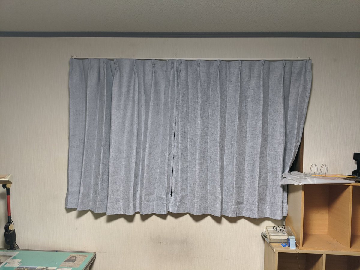 おはな 部屋の出窓 今まで断熱シートをビス留めしておいただけだったんだけど さすがに見た目がアレだし部屋の整理も兼ねて カーテンレールと遮光断熱カーテンを取り付けてた カラーボックスも片付けないとな Tvの熱で壁紙の色が変わっとるw