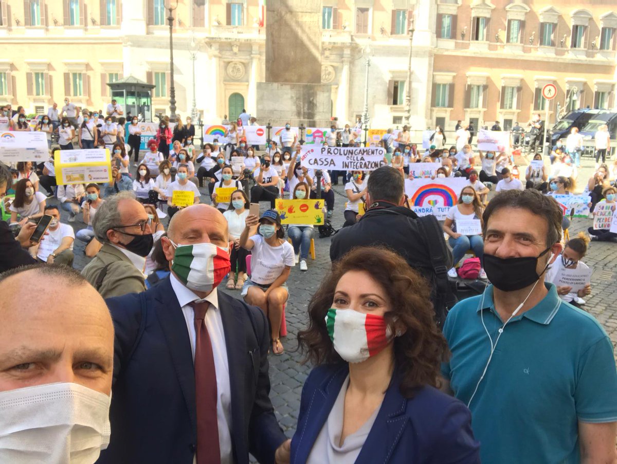 In piazza #Montecitorio a fianco degli #asilinido privati e dei loro dipendenti