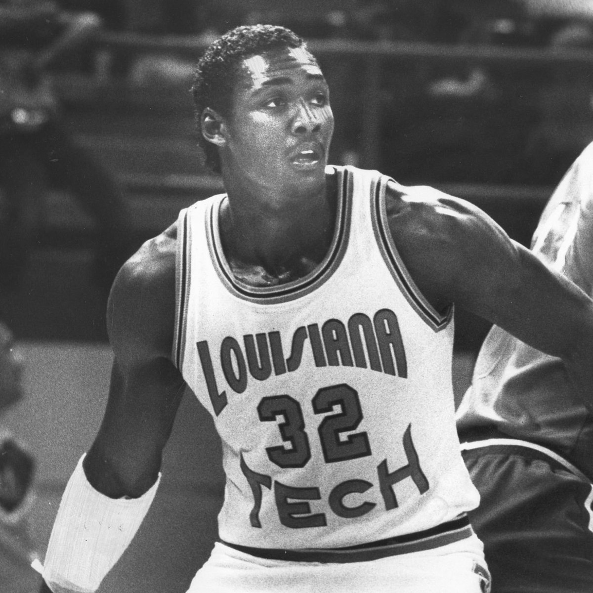 En 1984, Malone tenía 20 años y era la estrella del modesto Louisiana Tech Bulldogs.Lo llevó al torneo nacional NCAA por 1ª vez en su historia.La niña era Gloria Bell, quien, además del trauma de quedar embarazada en su primera adolescencia, debió criar a su hijo en soledad.
