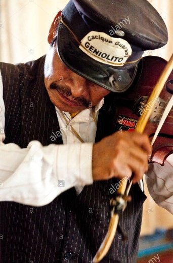 bondadquecamina's tweet photo. A igual que en las grandes ciudades del mundo, en el microcentro de Posadas teníamos un artista callejero que no sólo tocaba muy bien el violín, sino que además era descendiente de los primeros habitantes de la región. Un aplauso al cielo. QEPD #Geniolito https://t.co/0H2hPEOaUe