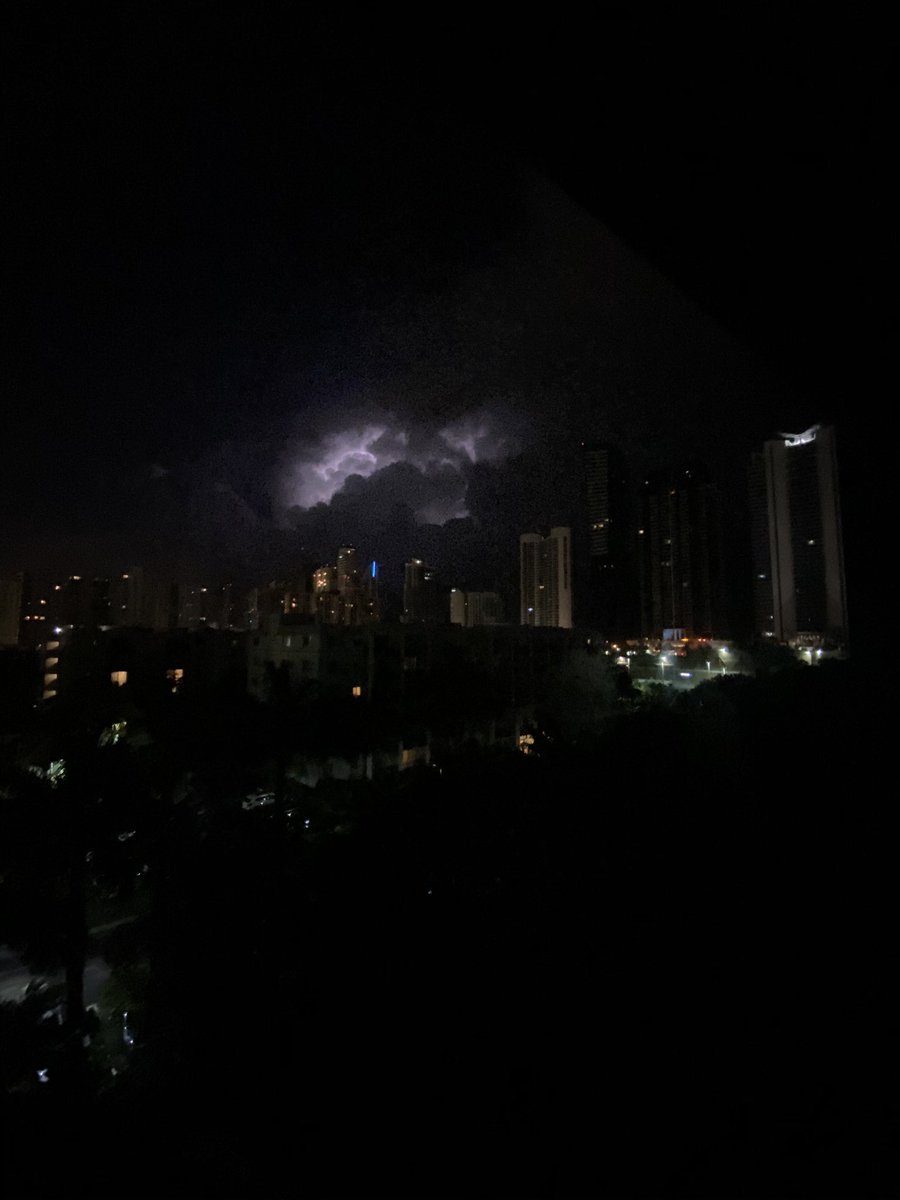 SoffiieB's tweet photo. @EduardoElTiempo Eddy que paso anoche con esos relámpagos ?! https://t.co/pWu0Gr29kz