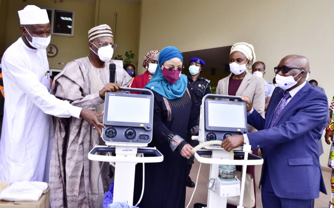 AderonkeW's tweet photo. Earlier today, the FCT Minister of State, @DrRamatuAliyu on behalf of @OfficialFCTA, received donations of safety/medical equipment and 2 ventilators from @NisaPremierHosp in the fight against #Covid_19
Pandemic in the Federal Capital Territory. https://t.co/u9Zp5uo3qy