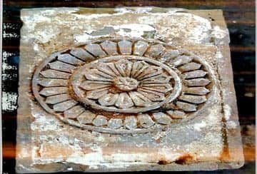 अयोध्या प्राचीन बौद्ध नगरी है. इस विरासत को हड़पने की कोशिश हो रही है. वहां खुदाई में मिल रहे बौद्ध अवशेषों की गलत व्याख्या की जा रही है. अपने इतिहास को बचाइए. ये ही भारत का मूल इतिहास है. 

कोई भी इतिहासकार बताएगा कि ये धम्मचक्र है. बौद्ध धम्म का प्रतीक.

#बौद्धस्थल_अयोध्या