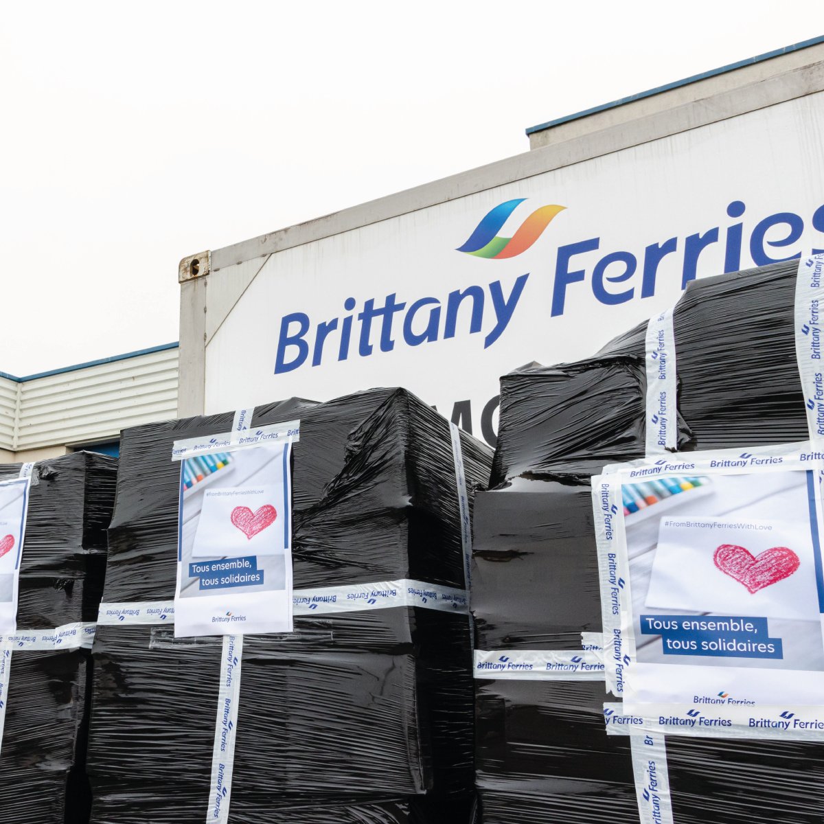 BrittanyFerries's tweet photo. With just five of our ships still sailing, as freight-only, our shore side warehouses were filled with unused refreshments. So our team in Portsmouth arranged for several pallets to be delivered to @HivePortsmouth. A similar operation took place across the Channel in Ouistreham https://t.co/FNI9BqKtne