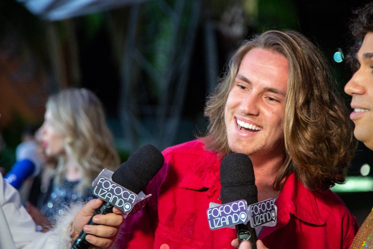 PremioJovem's tweet photo. 🔙#TbtPJB: O tbt de hoje é com o lindíssimo do @VitorKley que ganhou seu primeiro prêmio no #PJB2018 na categoria Aposta e levou nosso troféu para casa! 🏆 E pra quem vai sua torcida esse ano? Qual artista na sua opinião merece esse prêmio? https://t.co/a9dhQDLXRw