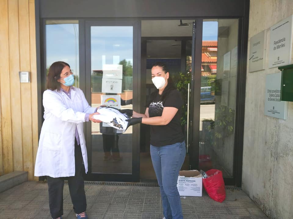 Osonament's tweet photo. Jovent Solidari de Manlleu @ManlleuSolidari ha fet una donació de 200 mascaretes per a la Llar Residència. Moltes gràcies a totes les persones que formeu part d'aquest moviment solidari 🙂 https://t.co/NyeM4rV4di