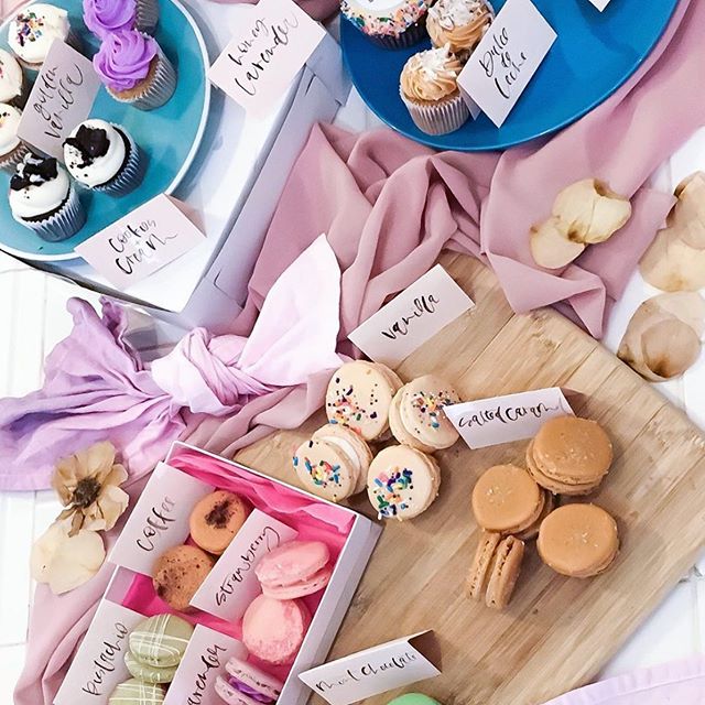 When #quarantine #weddingcaketasting is taken to a whole ‘nother level! Well done 3littlebirdseventplanning Y’all make our #frenchmacarons look even better👌🏻👏🏻 #togotastings #orderyourstoday #weddingplanning is not cancelled! #besttimetoplanisnow #virtualconsults #togotasting #d
