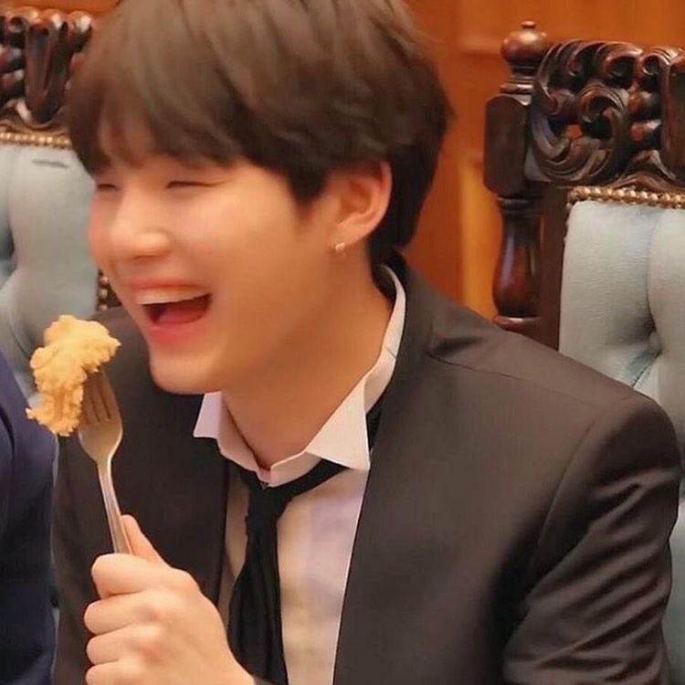 day 32 of quarantine:• long day today :,( classes frm 9am-6pm bruhhh• exhausted• did some physical training today!!! • didnt do much work tho  • had bubble tea today • jus gonna drop some gummy yoonie here