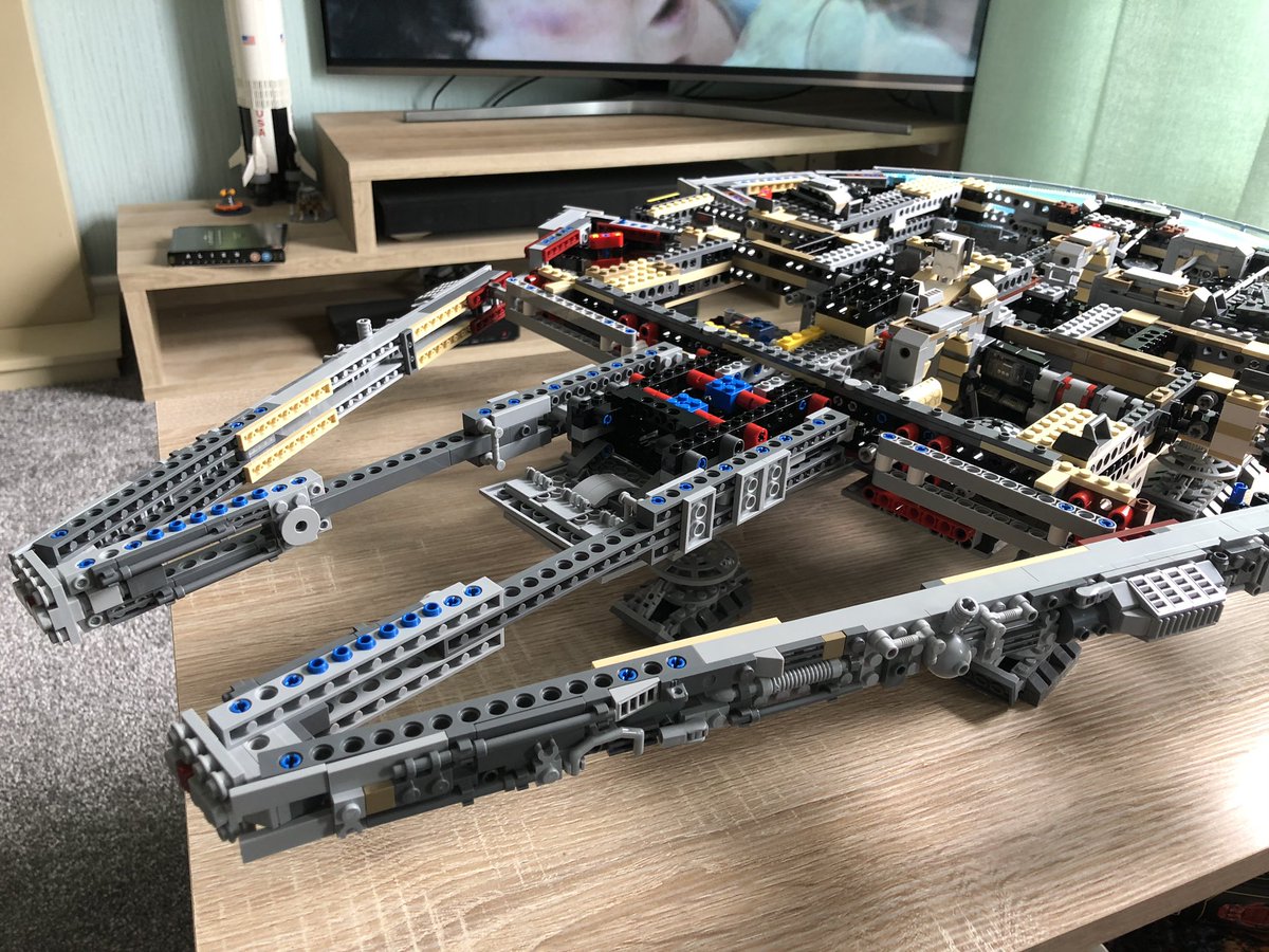 whiskeyrich's tweet photo. Bag 6 done... now she looks like the Falcon ☺️ #Lego #StarWars #UCSMilleniumFalcon https://t.co/2UYJS2dL7N