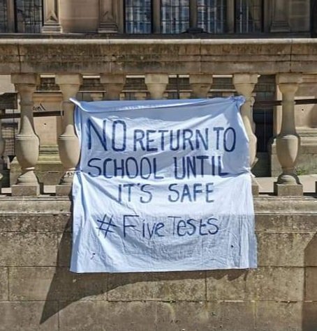 SWPSheffield's tweet photo. Today's protest called by @council_trades took place outside #Sheffield Town Hall & the Hallamshire Hospital. #NoReturnUnsafe #FiveTests #DefendNHS #JuneTooSoon
#NotSafeNoSchool #PeopleBeforeProfit #HealthBeforeWealth https://t.co/xZG8sivbV5