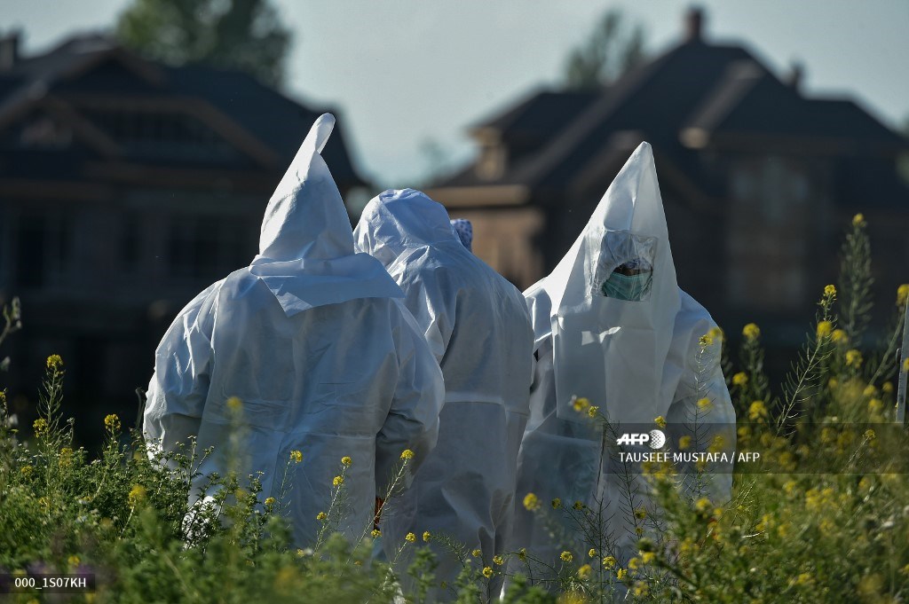 #Coronavirus #COVID19 #India #Kashmir
Relatives wearing Personal Protective Equipment carry the coffin of a woman who died from COVID-19 in Srinagar.
📸 <a href="/TauseefMUSTAFA/">Tauseef MUSTAFA</a> #AFP