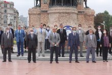 TEŞKILATIMIZIN 173. KURULUŞ YILDÖNÜMÜ ETKİNLİĞİ
Teşkilatımızın 173. Kuruluş Yıldönümü etkinlikleri çerçevesinde; 21.05.2020 tarihinde saat 10:30 da Taksim Cumhuriyet Anıtına çelenk konularak saygı duruşunda bulunulmuştur. #tkgm173yasında #kurulusumuzun173yılı #tkgm