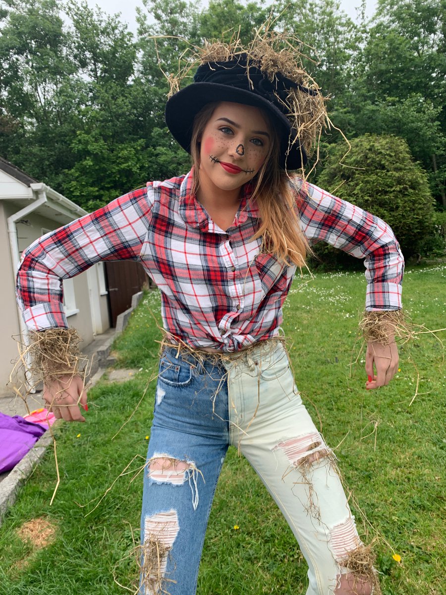 Emmalyn369gmai1's tweet photo. #bgetdressup Hours of fun creating The Wiz! win or lose we will make sure to be at the Bord Gais next year, from a very musical family <3 @BGETheatre @IrelandAMVMTV https://t.co/jjJmkow7Et