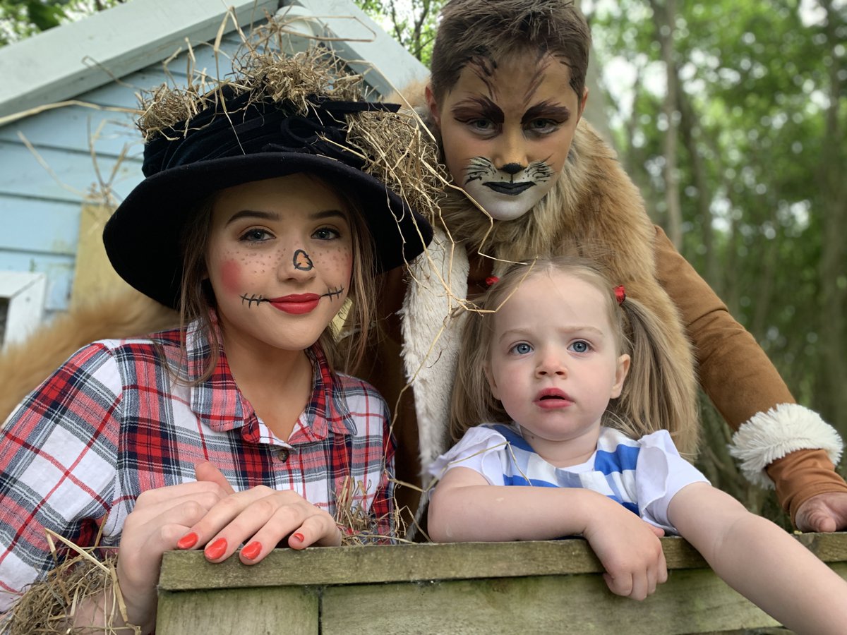 Emmalyn369gmai1's tweet photo. #bgetdressup Hours of fun creating The Wiz! win or lose we will make sure to be at the Bord Gais next year, from a very musical family <3 @BGETheatre @IrelandAMVMTV https://t.co/jjJmkow7Et