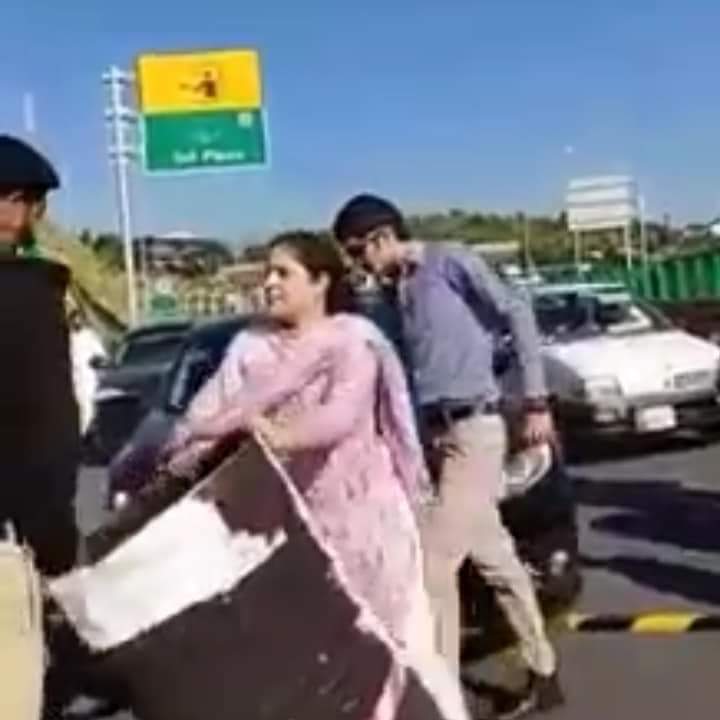 Usman_Fanoos's tweet photo. پیچھلے اٹھارہ سالوں سے پشتون بالخصوص فاٹا کے ساتھ چیک پوسٹوں پر رویے تھے اور ایک کل کا رویہ تھا. یہ لوگ قانون اور آئین کو اپنے گھر کی لونڈی سمجھتے ہیں
اللہ ان پولیس والوں کی حفاظت فرما کہی طاہر داوڑ کی طرح ہیلی-کاپٹر سے افغانستان میں نہ پھنک دیں
#کرنل_کی_بیوی https://t.co/281ZfAUOd6