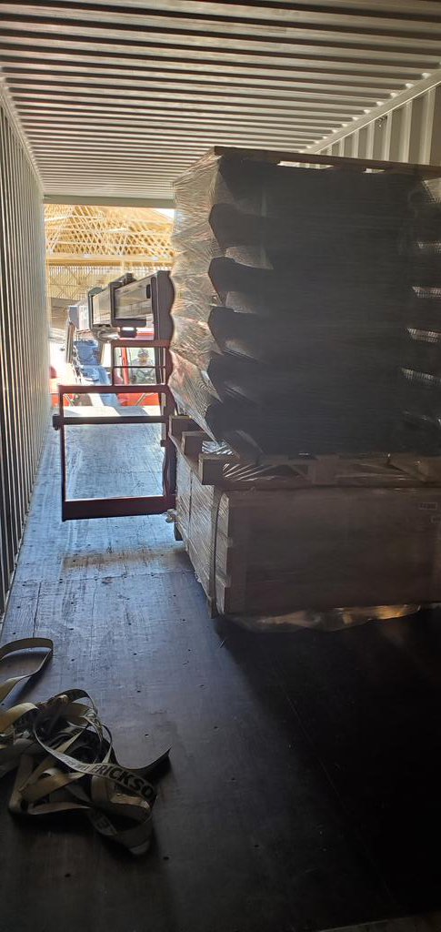 Skampy55's tweet photo. Unloading sea cans today. #barnbuild https://t.co/96LksskXmt