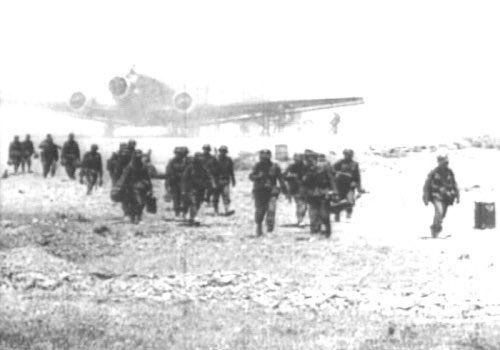 21. Mai 1941, Abends - Opa und seine Kameraden stehen sofort im Gefecht. Ihr Auftrag ist es, den Flugplatz  #Maleme zu sichern, die umkämpfte  #Höhe107 zu nehmen und sich auf einen britischen Gegenstoß vorzubereiten.
