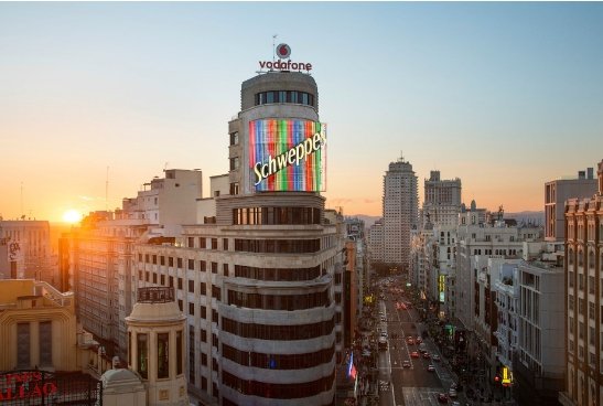 Shirataraxia's tweet image. Veo mucha gente de Madrid ofendida porque cuando presumen de tener esto la peña se ríe...
Me parece normal las risas, y sinceramente creo que Madrid tiene muchas más cosas de las que presumir que un cartel de publicidad. HILO: